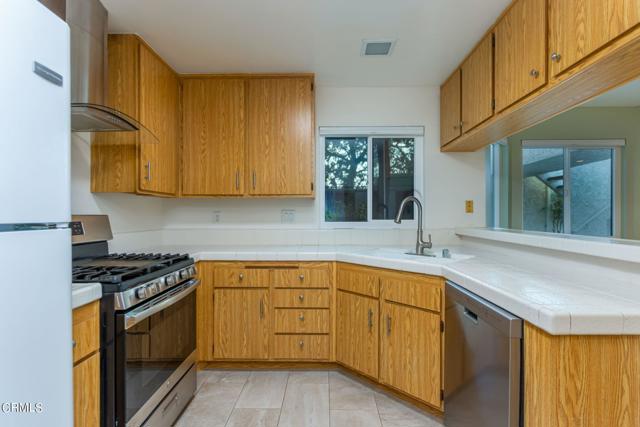 Detail Gallery Image 6 of 18 For 1101 Mission Verde Dr, Camarillo,  CA 93012 - 2 Beds | 2 Baths