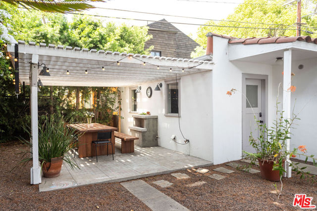 2027 Canyon Drive, Los Angeles CA: https://media.crmls.org/mediaz/03250585-3af8-475c-b37f-2640dda0846e.jpg