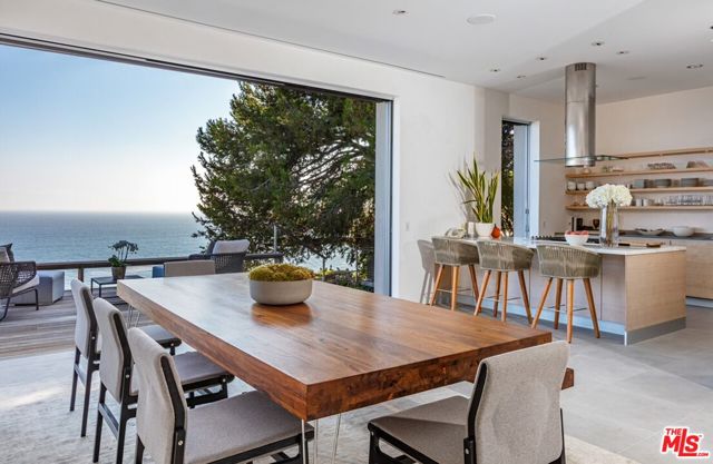 32554 Pacific Coast Highway, Malibu CA: https://media.crmls.org/mediaz/0325545c-5ee9-4506-80fd-41fc79552cab.jpg