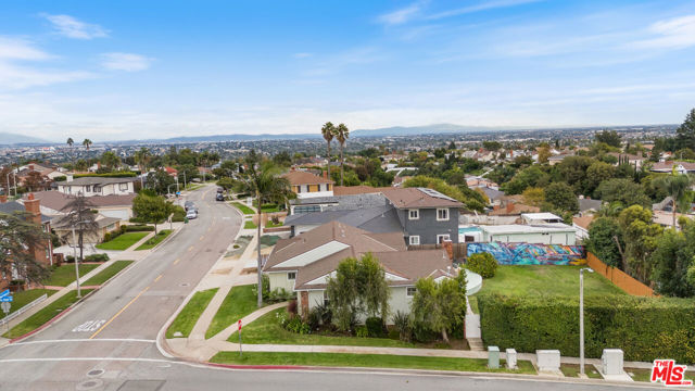 4180 Mount Vernon Drive, View Park CA: https://media.crmls.org/mediaz/03257e1e-c6fe-403c-b232-a07cbb31616a.jpg