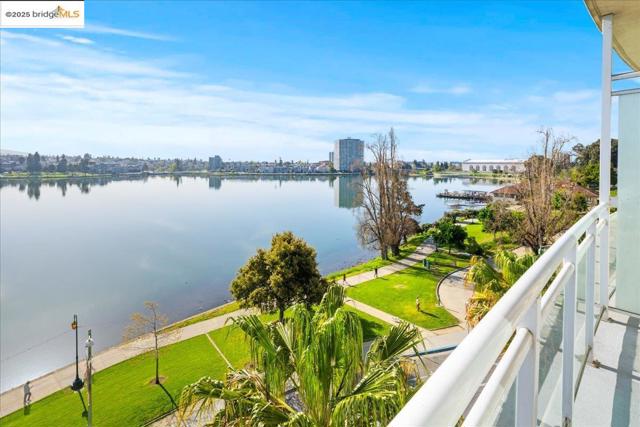 1 Lakeside Dr, Oakland CA: https://media.crmls.org/mediaz/0325da23-fe72-4134-a378-74db9a6e3e59.jpg