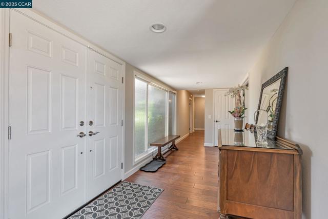 130 Samoa Ct, San Ramon CA: https://media.crmls.org/mediaz/0325e68c-32c1-41d1-a3a8-f28686159b3c.jpg