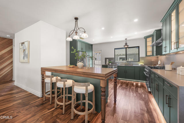 1710 N Oxford Avenue, Pasadena CA: https://media.crmls.org/mediaz/03264682-e5d8-4852-88a2-e94ea952de30.jpg