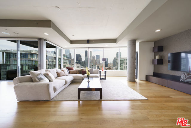 1155 S Grand Avenue, Los Angeles CA: https://media.crmls.org/mediaz/03270291-f691-4cfd-90b5-3aa4cb22a111.jpg