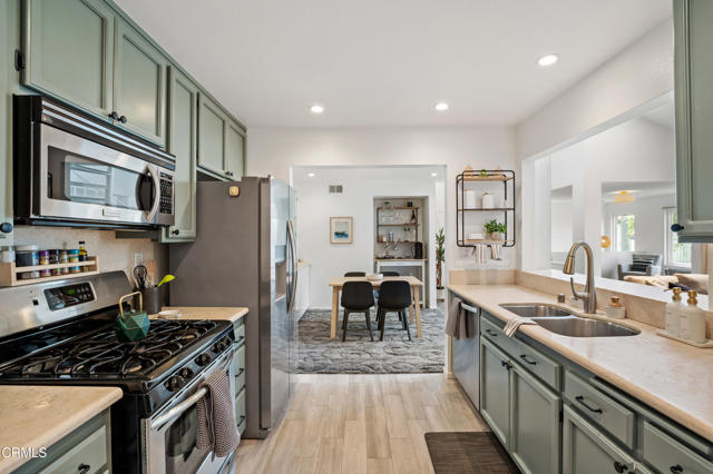 2287 Martinique Lane, Oxnard CA: https://media.crmls.org/mediaz/03274a31-a87f-49c8-af56-96770a93495d.jpg