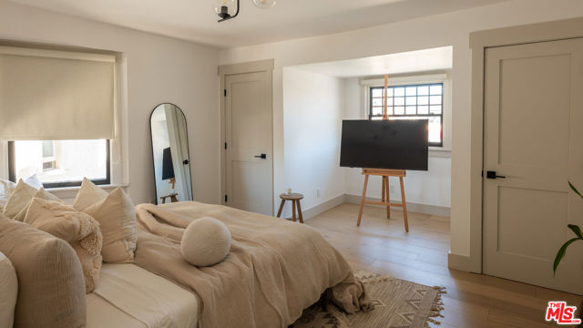 1715 S Kingsley Drive, Los Angeles CA: https://media.crmls.org/mediaz/0327d36a-d81b-4b38-99ad-87922a18ee2c.jpg