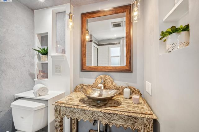 2449 26TH AVENUE, Oakland CA: https://media.crmls.org/mediaz/0328035f-410b-4990-a710-d4a81295291a.jpg