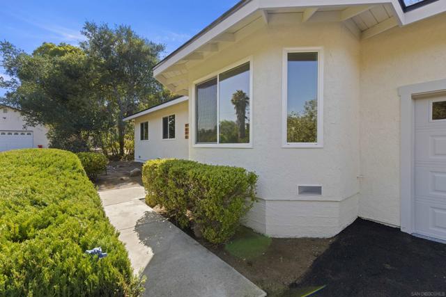 1217 Monte Vista Dr, Vista CA: https://media.crmls.org/mediaz/0328f5fb-8f91-4dd4-b53c-cece17f064b6.jpg