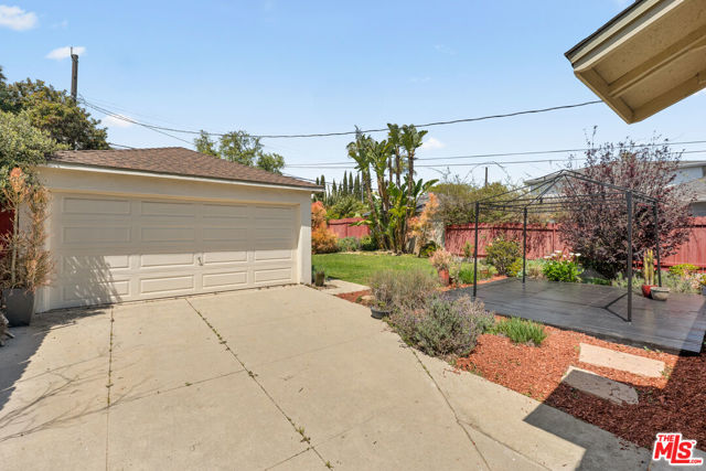 7601 Dunfield Avenue, Los Angeles CA: https://media.crmls.org/mediaz/032922e7-5568-4b50-8833-dac6da0ba11d.jpg
