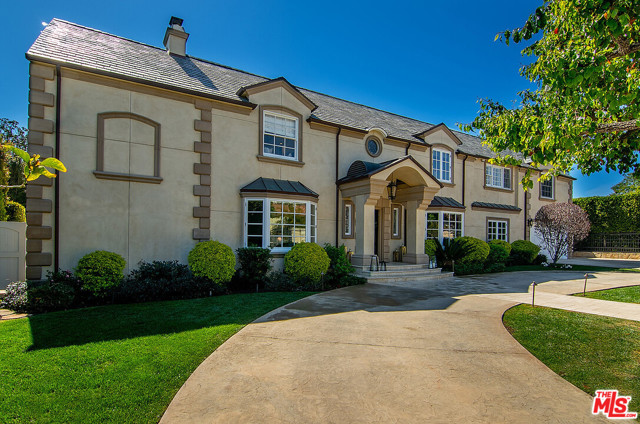 13620 Romany Drive Pacific Palisades, California Situated near the Riviera Country Club, this five-bedroom home with utmost privacy embraces the beauty of coastal living. The spectacular gated estate is on one of the most desirable streets in the Upper Riviera. Filled with an abundance of natural light and soothing colors, this home boasts impeccable craftsmanship and inspired amenities, hardwood and stone floors, high ceilings, stainless steel appliances, pool, spa, built-in barbecue, and more. The main level features two fireplaces, a formal dining room, a living room, an enormous family room with a bar area, an office/guest room, and a gourmet kitchen with a breakfast area. Perfect for entertaining with two separate staircases that allow you to retreat upstairs to the master suite with a soaking tub and glass-enclosed shower, two spacious closets, fireplace, and balcony with treetop views. Three additional bedrooms complete the second floor.