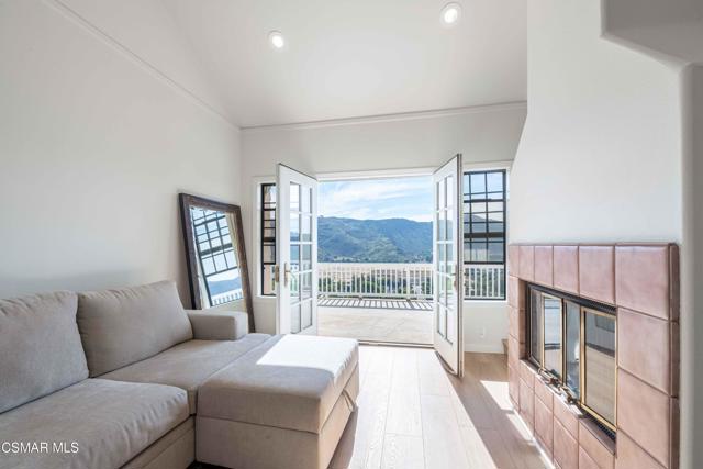 11300 Highridge Court, Camarillo CA: https://media.crmls.org/mediaz/032cae7c-6405-4474-8c86-fb52a5146e9a.jpg