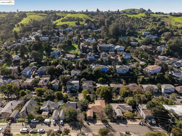 279 Pomona Street, Crockett CA: https://media.crmls.org/mediaz/032eeb3c-33bb-4993-b9f2-c1d7131b36ee.jpg