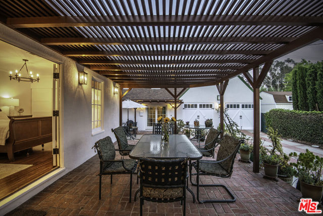 4654 Denny Avenue, Toluca Lake CA: https://media.crmls.org/mediaz/032efe3d-ef09-41f9-af06-33a62c1817df.jpg