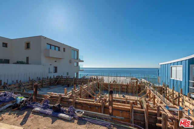 25306 Malibu Road, Malibu CA: https://media.crmls.org/mediaz/032f50d0-f3cc-492e-9436-9c55d1ad4f59.jpg