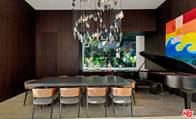 1305 Collingwood Place, Los Angeles CA: https://media.crmls.org/mediaz/032f8710-12a8-478a-af7e-6965090b8183.jpg