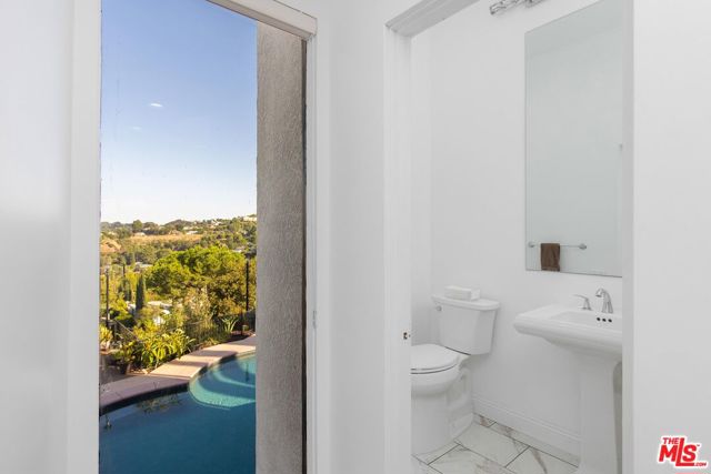 16894 Encino Hills Drive, Encino CA: https://media.crmls.org/mediaz/03301f88-4d94-46fa-b280-8b65babfc20d.jpg