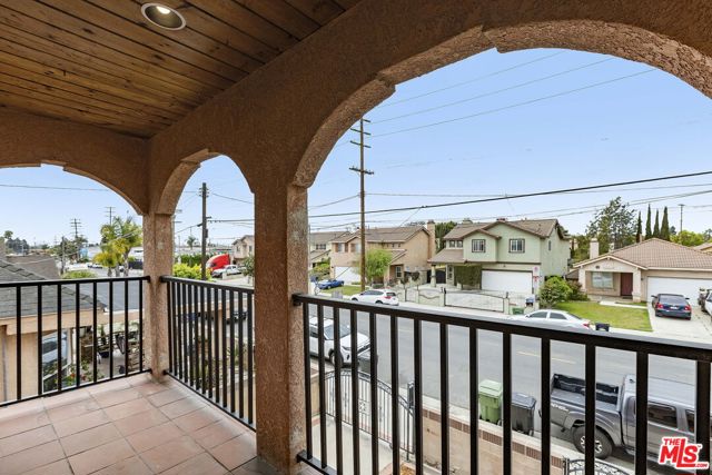 1060 Mcfarland Avenue, Wilmington CA: https://media.crmls.org/mediaz/033031a2-c239-4380-aded-f74ea3927b1e.jpg