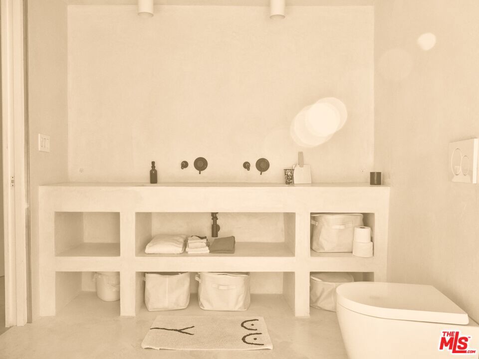 https://media.crmls.org/mediaz/0330342b-9b8b-4bc3-8f7f-2249c75a64c3.jpg?preset=X-Large