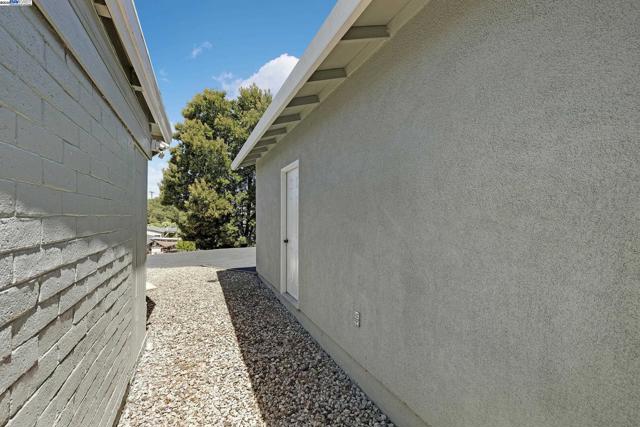 22756 Bayview Ave, Hayward CA: https://media.crmls.org/mediaz/03304942-3bad-472a-81e7-ff849ce020d4.jpg