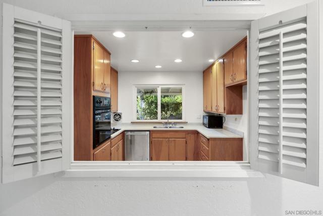 10506 Moon View Way, Escondido CA: https://media.crmls.org/mediaz/0330adca-056b-4b69-91b6-ca94a41ed091.jpg