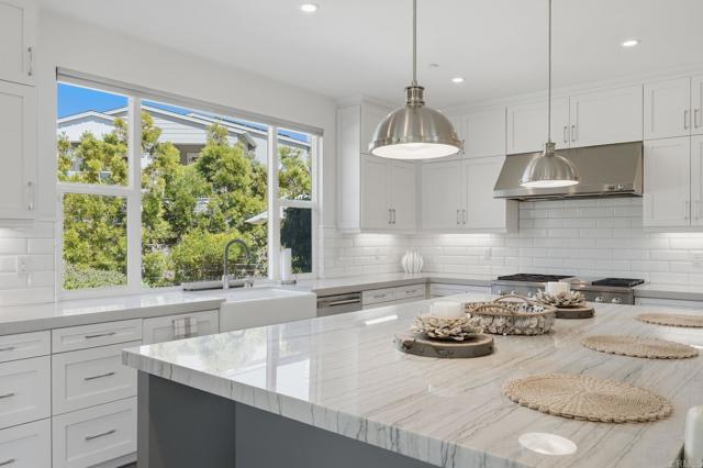 Detail Gallery Image 10 of 74 For 374 Fulvia St, Encinitas,  CA 92024 - 4 Beds | 4/1 Baths