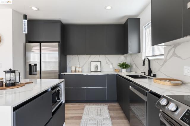 1026 43rd St, Emeryville CA: https://media.crmls.org/mediaz/0331c4da-e5dc-4a47-a19d-ef0359f64c87.jpg