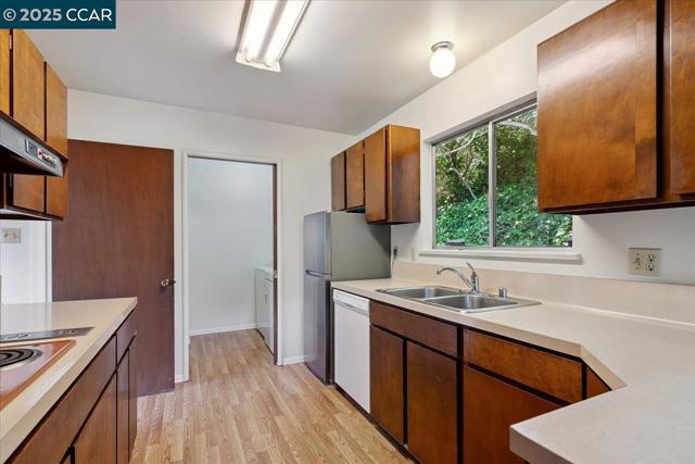 51 Rincon Rd, Kensington CA: https://media.crmls.org/mediaz/0331eb39-7b17-4bfb-87d9-bd198ac7954a.jpg