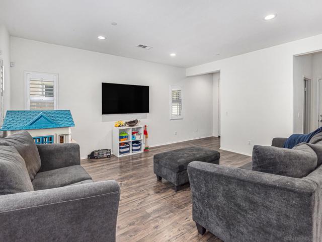 35406 Brown Galloway Ln, Fallbrook CA: https://media.crmls.org/mediaz/03325c4a-b4ce-4394-8901-18cbf2885066.jpg