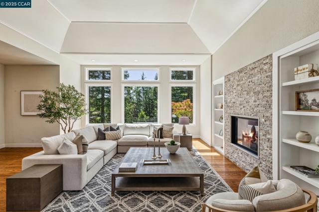 22 Ranger Ct, Alamo CA: https://media.crmls.org/mediaz/0333003b-f381-4462-8396-49215014e01d.jpg