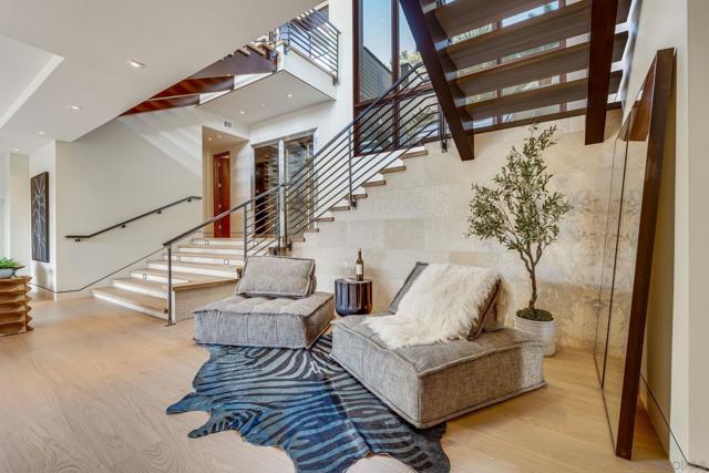 8070 La Jolla Scenic Dr N, La Jolla CA: https://media.crmls.org/mediaz/03331303-2f4b-428c-a98d-7b08ddc867e0.jpg