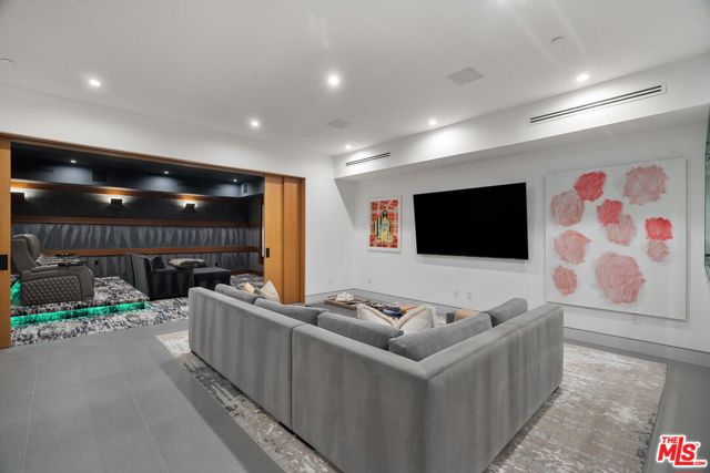 1527 Rising Glen Road, Los Angeles CA: https://media.crmls.org/mediaz/03344d73-82ba-4a78-a218-34740710cfae.jpg