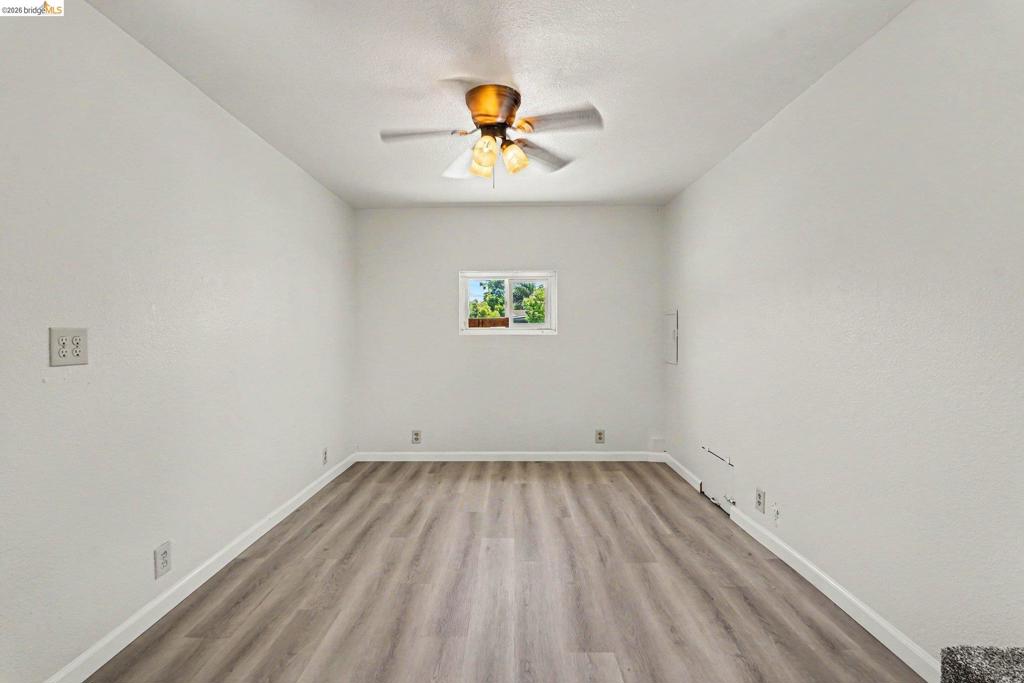 https://media.crmls.org/mediaz/033456d0-a71d-416b-9da1-9d1ad85005a1.jpg?preset=X-Large