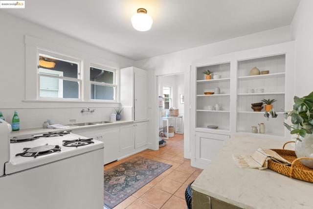 4008 Woodruff Ave, Oakland CA: https://media.crmls.org/mediaz/0334906d-a696-464e-9e06-4bc3821ce36b.jpg