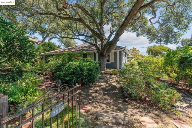 5550 Snake Road, Oakland CA: https://media.crmls.org/mediaz/0334fbfa-4594-4d54-9d7b-4075f5721a5e.jpg