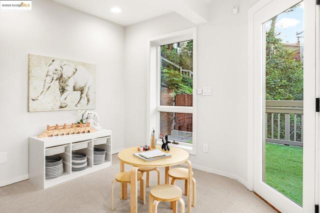 6566 Chelton Dr, Oakland CA: https://media.crmls.org/mediaz/033520c8-f102-4c00-9701-c1a540939404.jpg