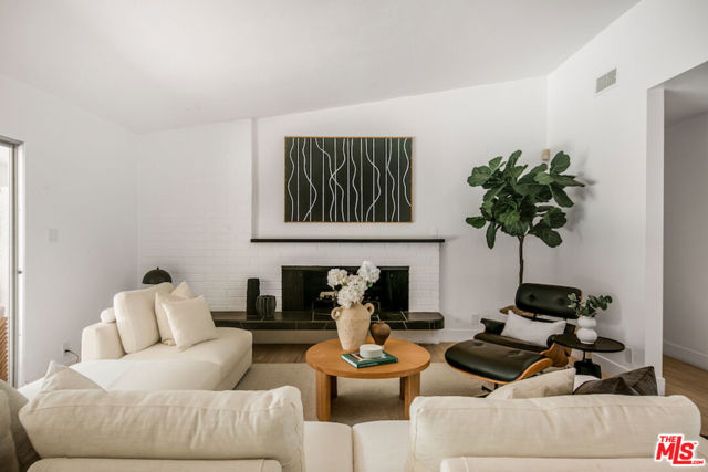 2700 Carmar Drive, Los Angeles CA: https://media.crmls.org/mediaz/03353df9-3f8b-472b-ac31-daf8ba5420ae.jpg