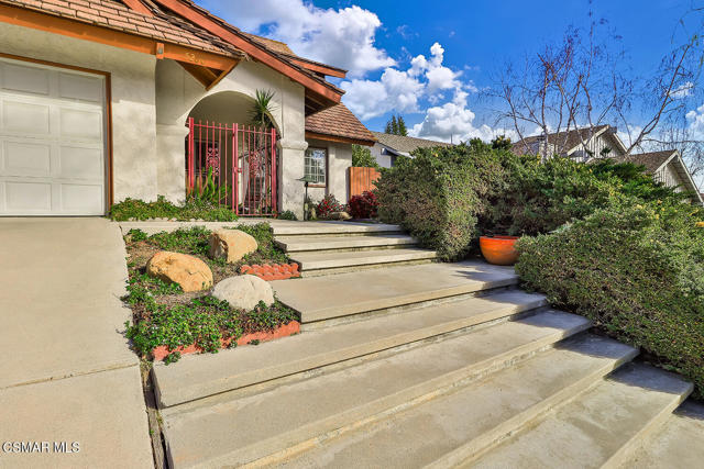 5260 Edgeware Drive, Calabasas CA: https://media.crmls.org/mediaz/033602d7-6b98-48fd-be3a-834b58ad4987.jpg