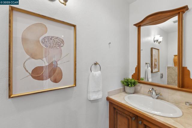 40 Las Palomas, Orinda CA: https://media.crmls.org/mediaz/0336dc7a-09a7-44e8-b521-6277662a8a46.jpg