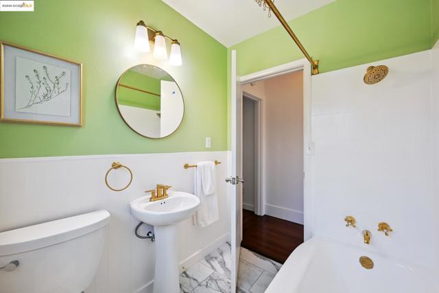 3316 Coolidge Ave, Oakland CA: https://media.crmls.org/mediaz/03372374-2fa8-4c4f-8712-c31f30d8aaf2.jpg