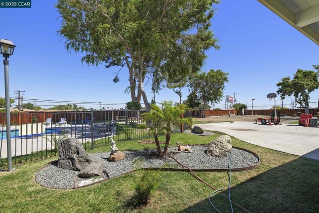 55 Pacifica Ave, Bay Point CA: https://media.crmls.org/mediaz/0337bcc3-9510-4f19-abf9-ec01685614a3.jpg
