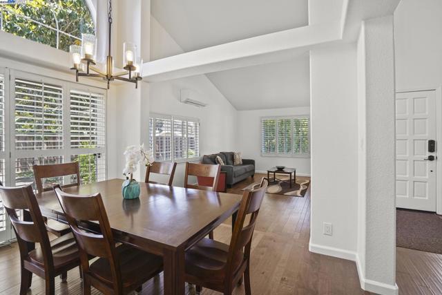 1021 Knightwood Ct, Walnut Creek CA: https://media.crmls.org/mediaz/03390155-6b2b-466d-b509-8fb86ff10e06.jpg