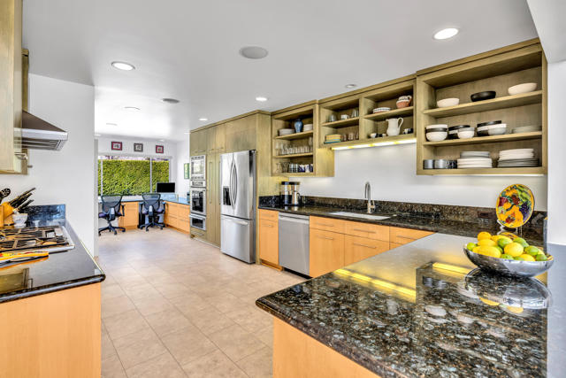 2400 S Palm Canyon Drive, Palm Springs CA: https://media.crmls.org/mediaz/033947e0-2725-4763-aab1-94c8f6ff614b.jpg