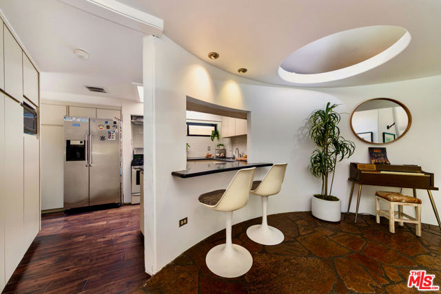 7495 Mulholland Drive, Los Angeles CA: https://media.crmls.org/mediaz/03399329-733b-4d6d-b6d1-3edac6a0ac27.jpg