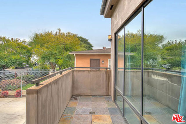 1821 S Sycamore Avenue, Los Angeles CA: https://media.crmls.org/mediaz/03399a99-94c1-4c42-9aea-1e7146b411c7.jpg
