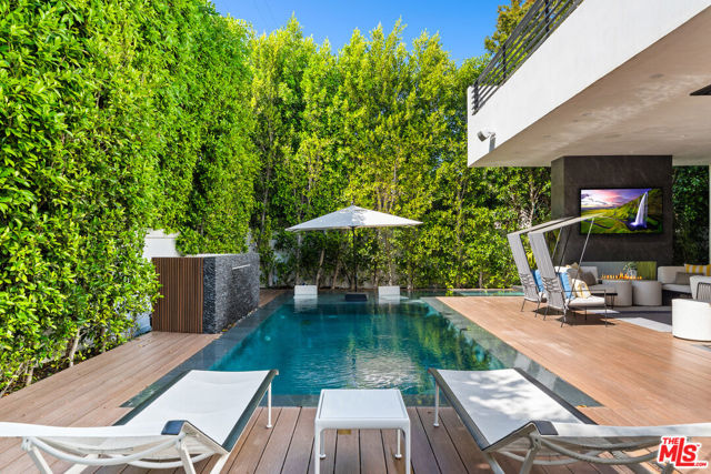 849 N Spaulding Avenue, Los Angeles CA: https://media.crmls.org/mediaz/0339d8e2-4347-418e-8cf6-66b42f0ad42d.jpg