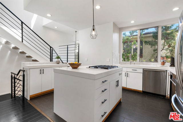 830 Bay Street, 3 photo 7