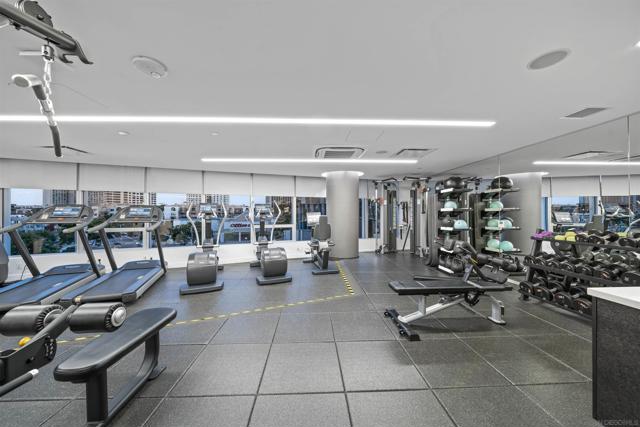 888 W E St, San Diego CA: https://media.crmls.org/mediaz/033a9653-6010-4148-8a24-a76eff136565.jpg