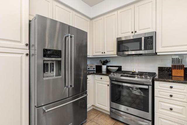 Detail Gallery Image 13 of 38 For 12415 Ruette Alliante, San Diego,  CA 92130 - 4 Beds | 2/1 Baths