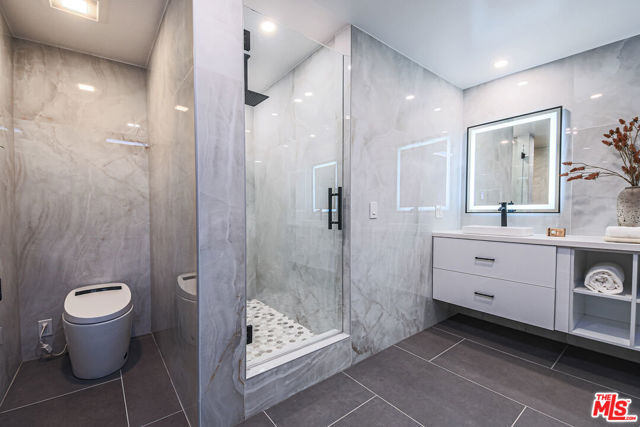 133 S Oakhurst Drive, Beverly Hills CA: https://media.crmls.org/mediaz/033b4d47-4532-48cb-8aba-51d5fa7c01b7.jpg