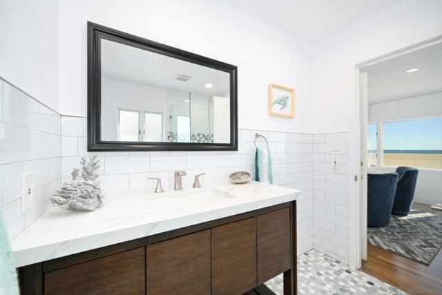 206 E E Oceanfront, Newport Beach CA: https://media.crmls.org/mediaz/033c797f-bf4d-457c-8e14-bc6a8eb48a91.jpg